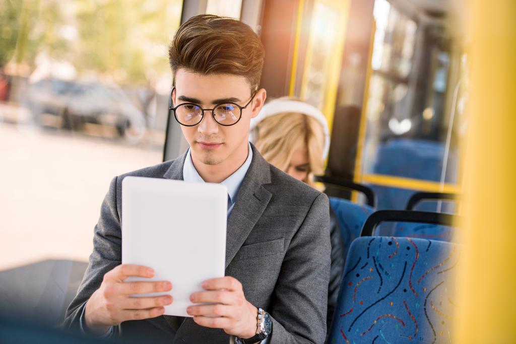 hombre con tableta digital en autobús
 - Foto, imagen