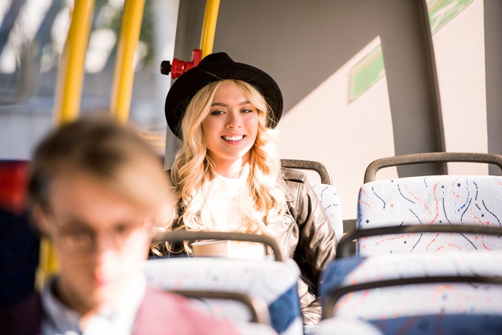 lachende meisje in stadsbus - Foto, afbeelding