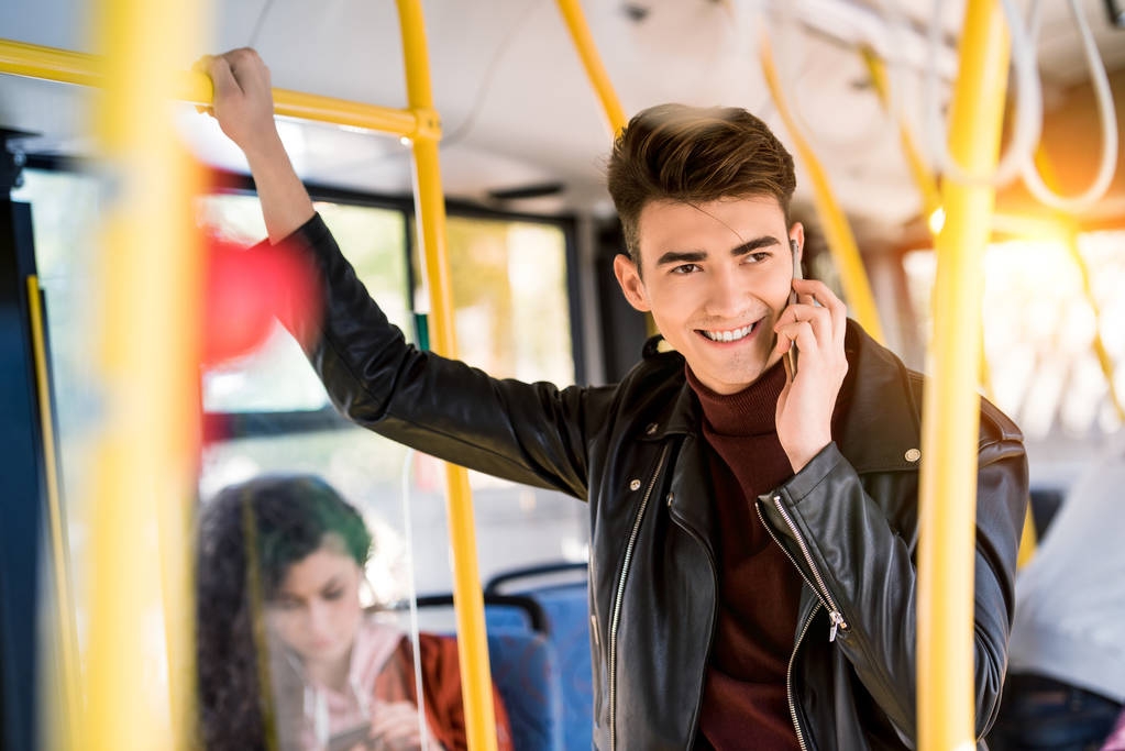 человек с помощью смартфона в автобусе
 - Фото, изображение