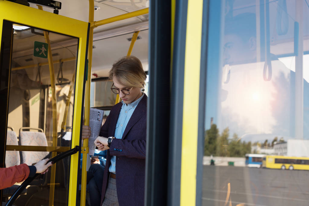 Mann kontrolliert Zeit im Bus - Foto, Bild
