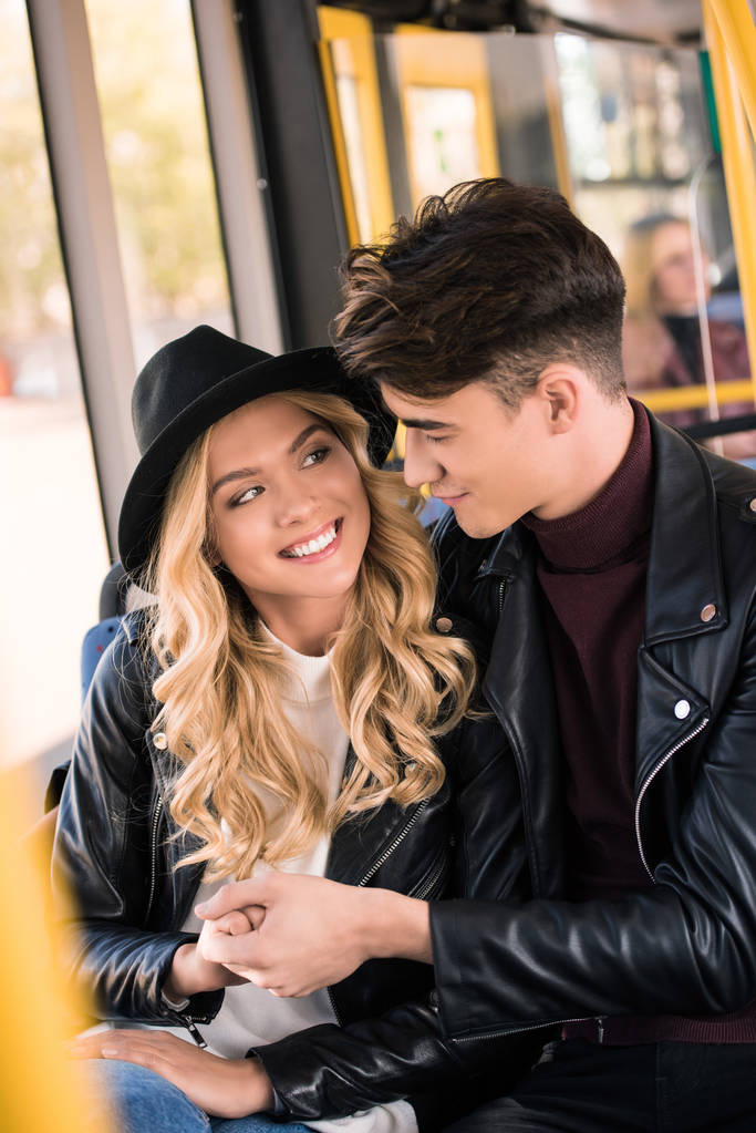 feliz joven pareja en autobús
  - Foto, Imagen