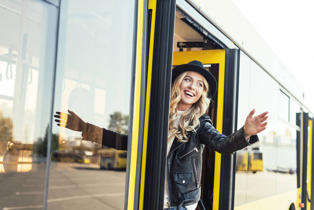 веселая женщина в автобусе
 - Фото, изображение