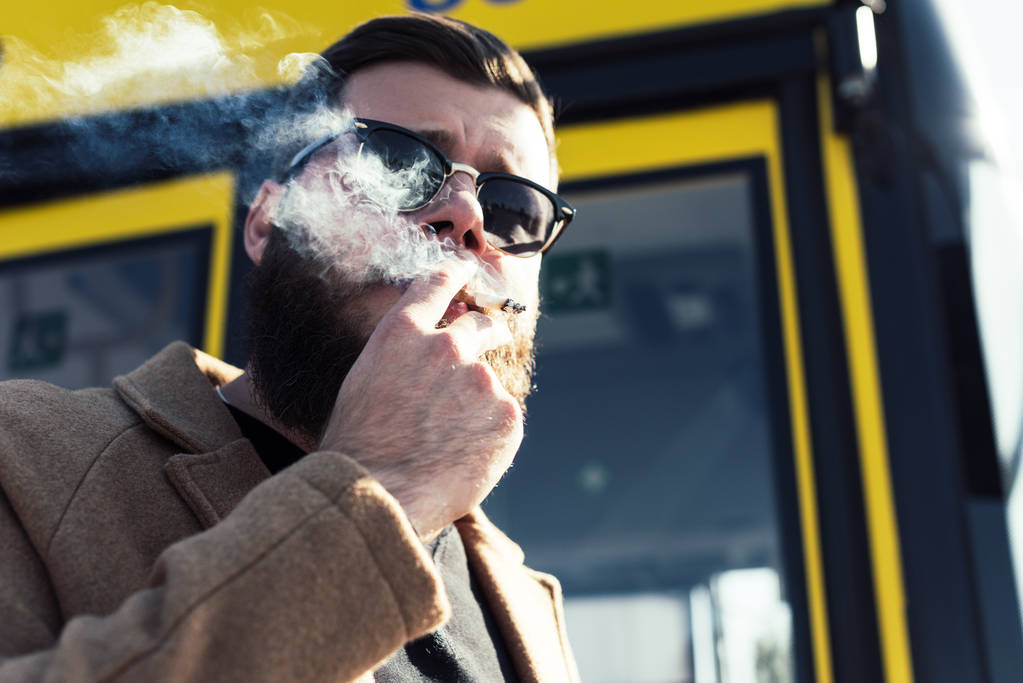 мужчина курит на улице
 - Фото, изображение