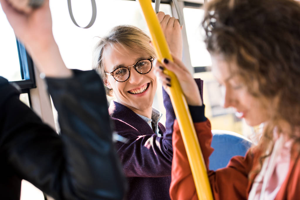 jovem feliz em ônibus
 - Foto, Imagem