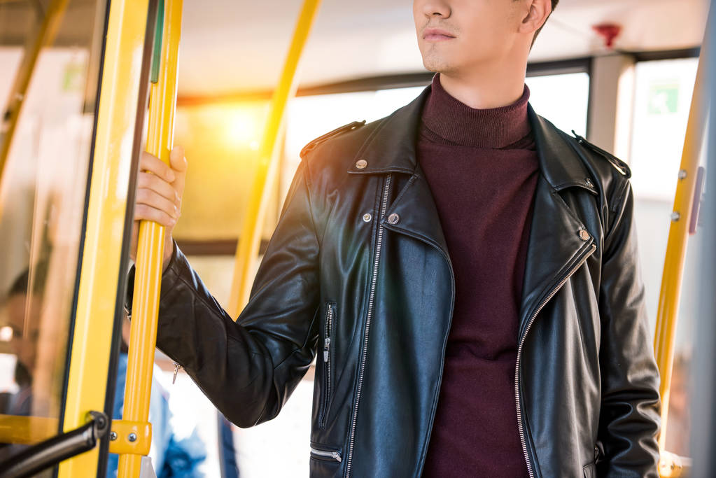 stijlvolle man in bus - Foto, afbeelding