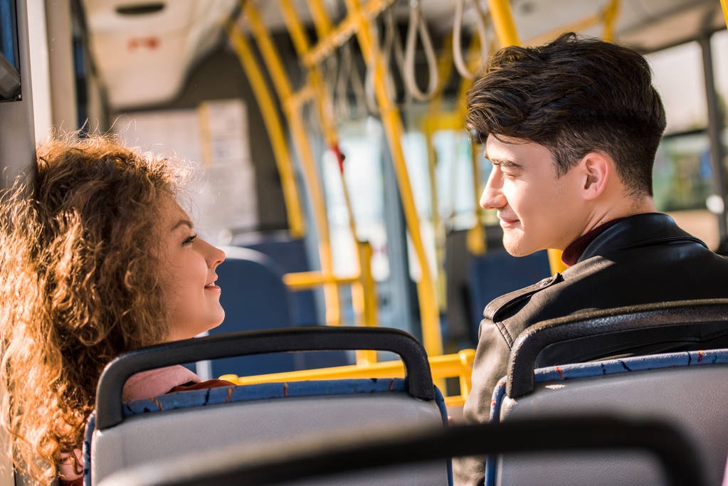 sonriente pareja en autobús
  - Foto, Imagen