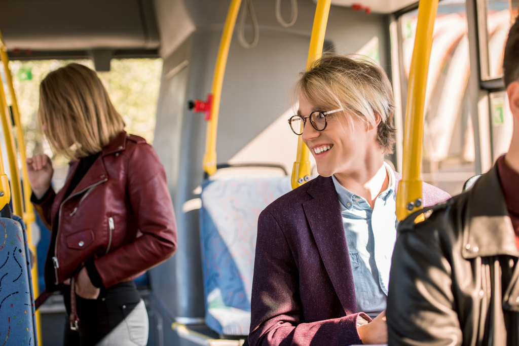 joven con anteojos en autobús
 - Foto, Imagen