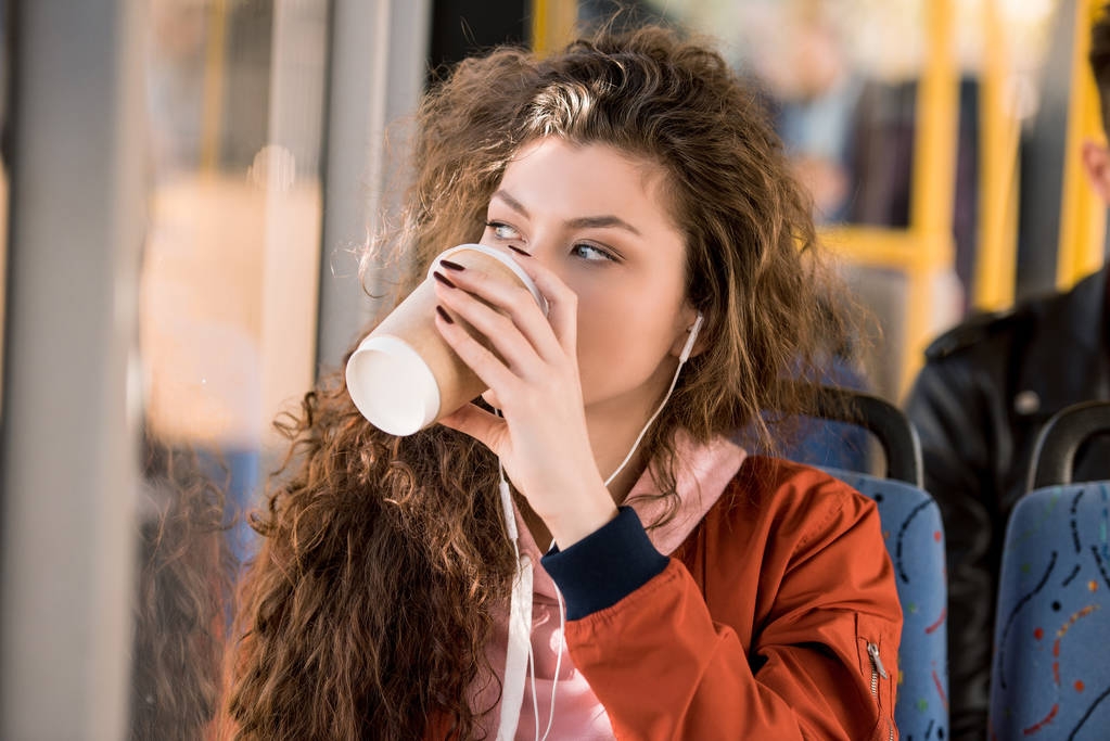 chica bebiendo café en autobús
  - Foto, Imagen