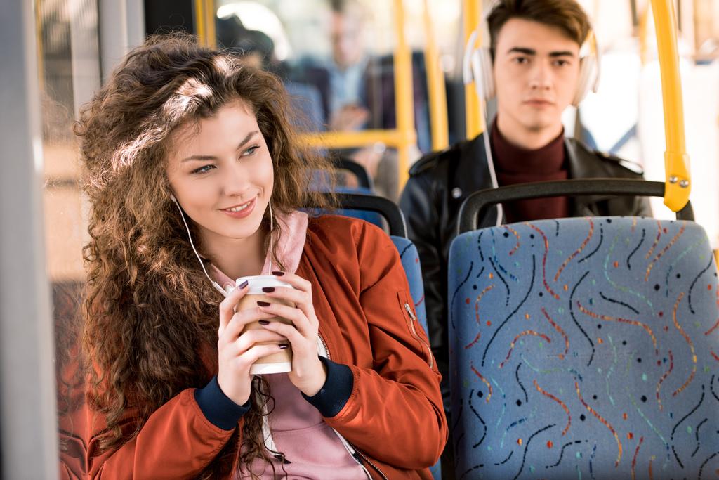 девушка пьет кофе в автобусе
  - Фото, изображение