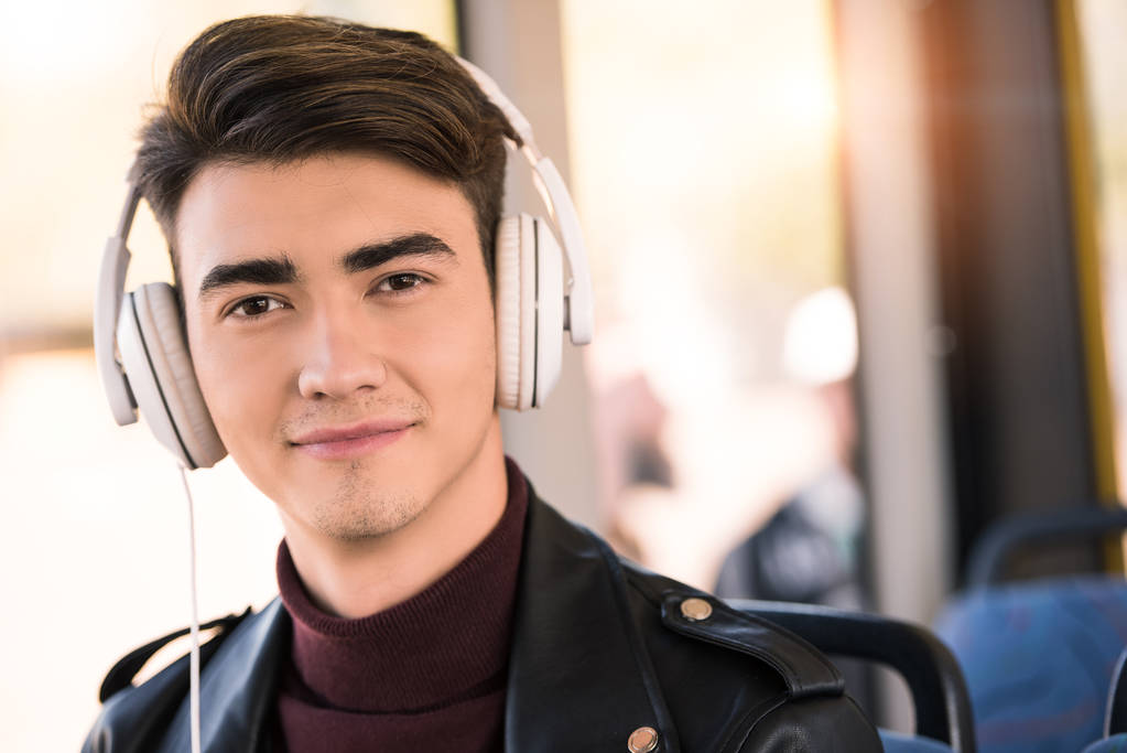 Junger Mann mit Kopfhörer - Foto, Bild