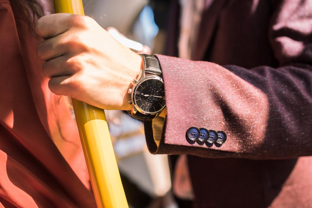 hombre con reloj de pulsera en autobús
 - Foto, Imagen