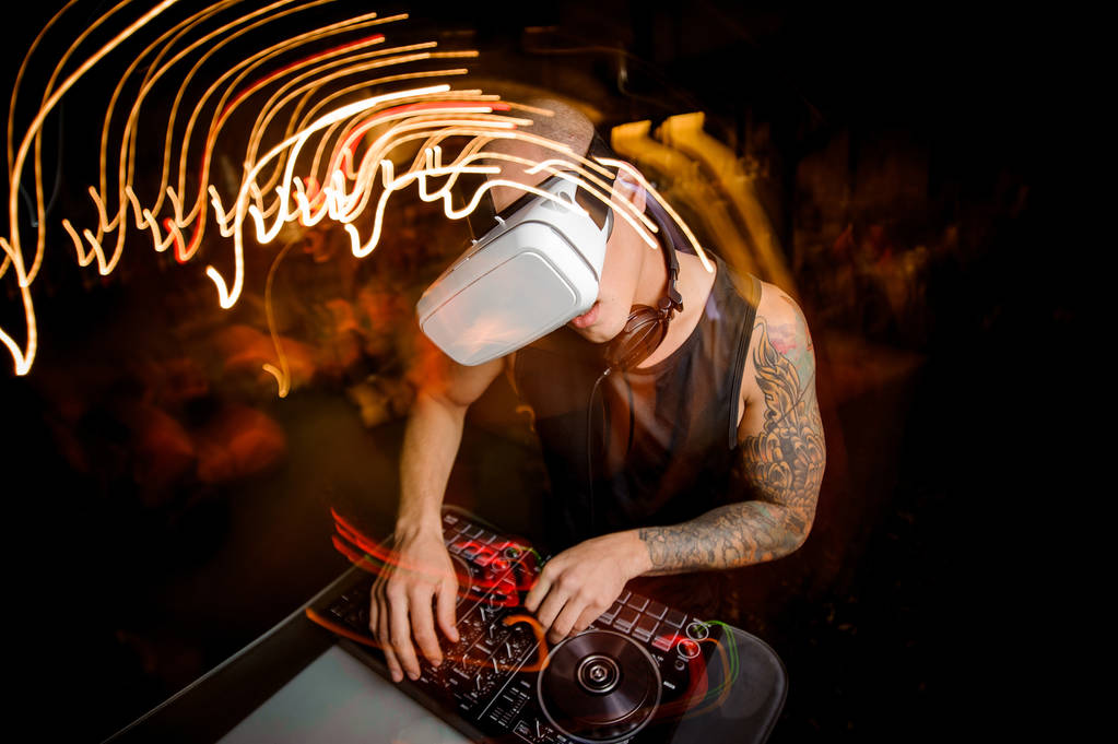 DJ άνθρωπος γυαλιά εικονικής πραγματικότητας. - Φωτογραφία, εικόνα