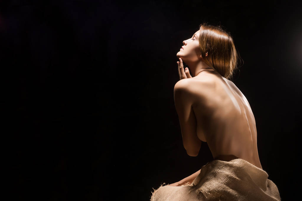 çuval bezi kumaş ile kaplı çıplak şehvetli kız - Fotoğraf, Görsel