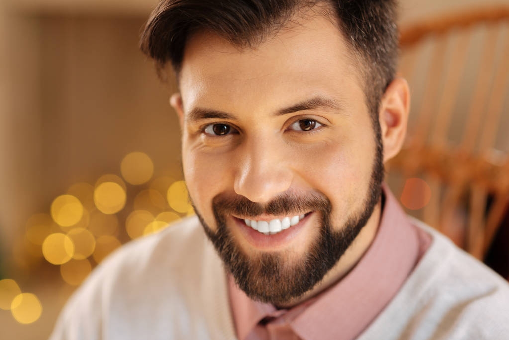 Primo piano di un uomo barbuto dai capelli scuri sorridente
 - Foto, immagini
