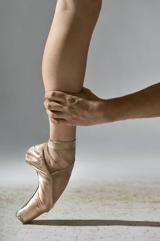 Хлопець тримає балерин ногу - Фото, зображення