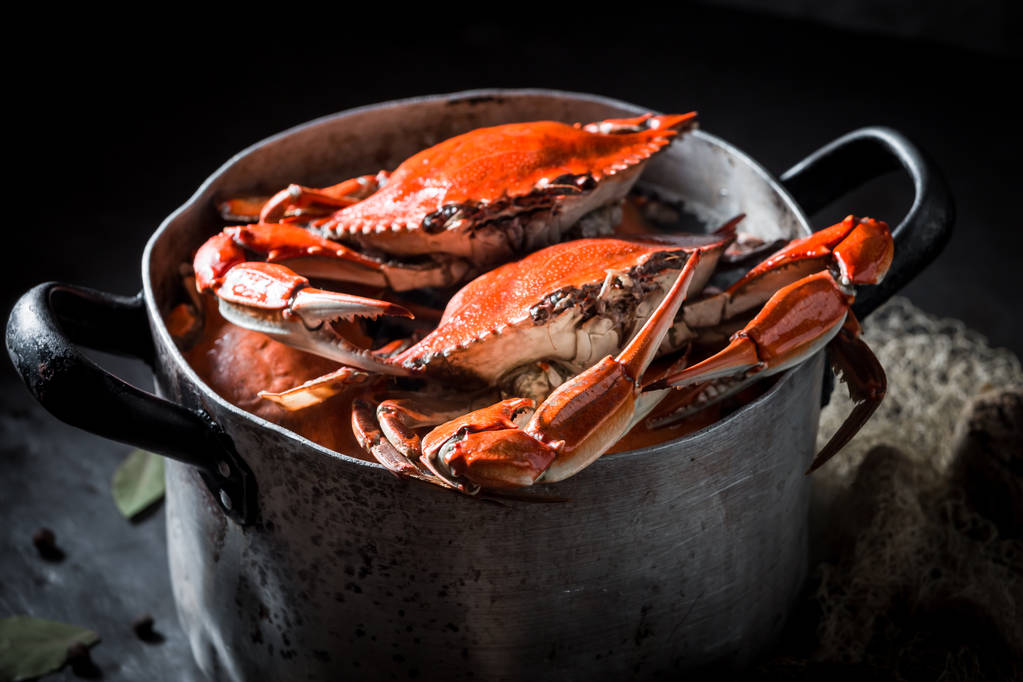 Ingrédients pour crabe fait maison dans un vieux pot en métal
 - Photo, image