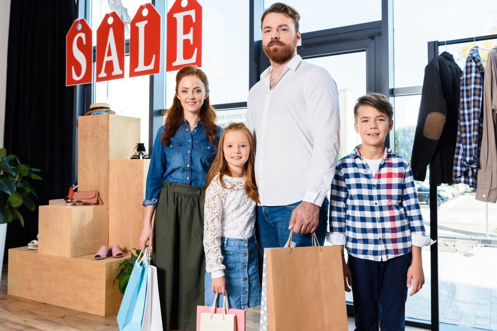 familia en boutique durante la venta
 - Foto, imagen