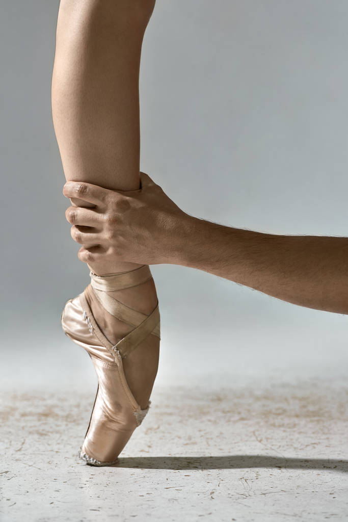 cara detém bailarinas perna
 - Foto, Imagem