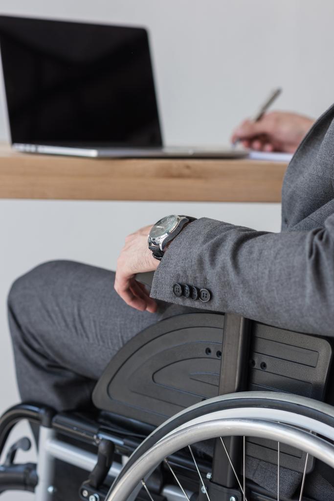Бизнесмен-инвалид, работающий в офисе
 - Фото, изображение