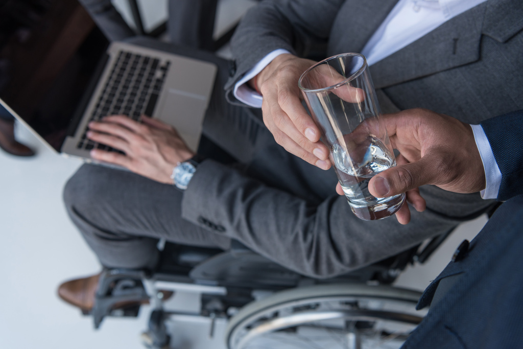 businessman giving glass of water to colleague - Photo, Image