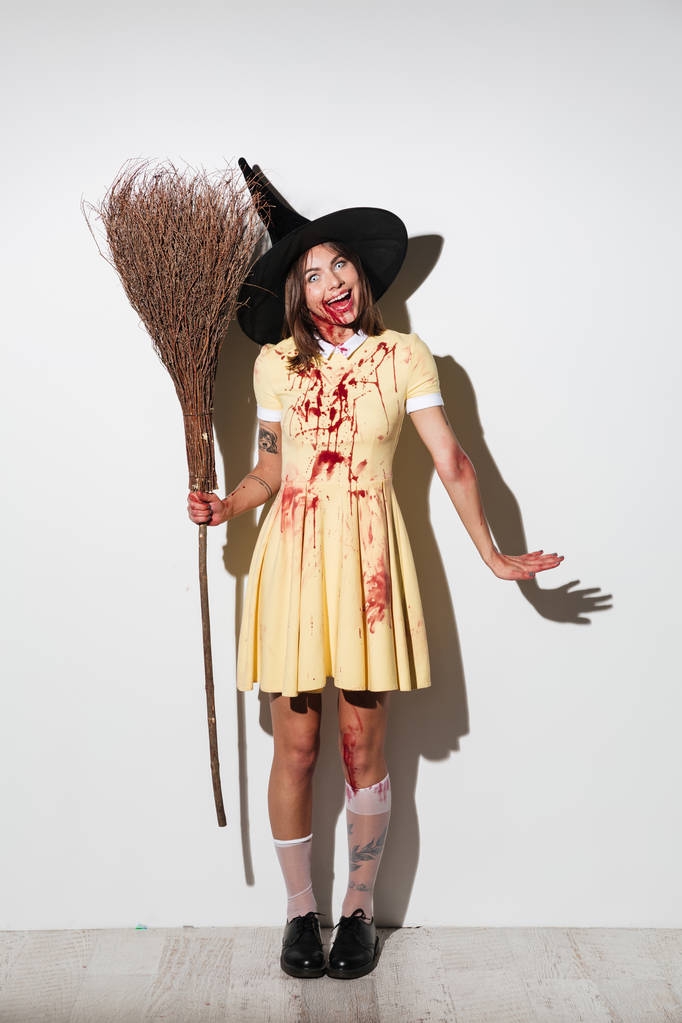Täyspitkä kuva hullu onnellinen nainen halloween puku
 - Valokuva, kuva
