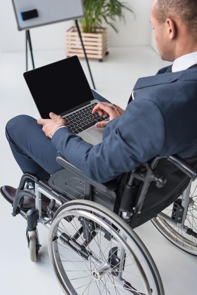 hombre de negocios afroamericano discapacitado con portátil
 - Foto, imagen