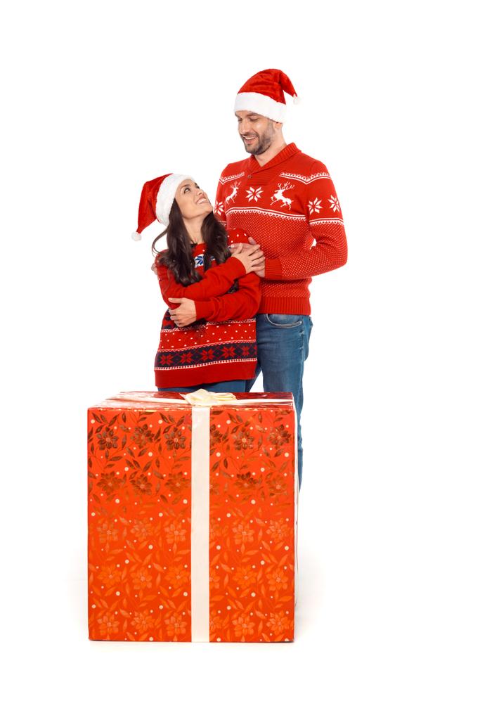 echtpaar met grote kerstcadeau - Foto, afbeelding