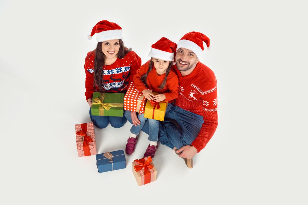 Familia con regalos de Navidad - Foto, imagen