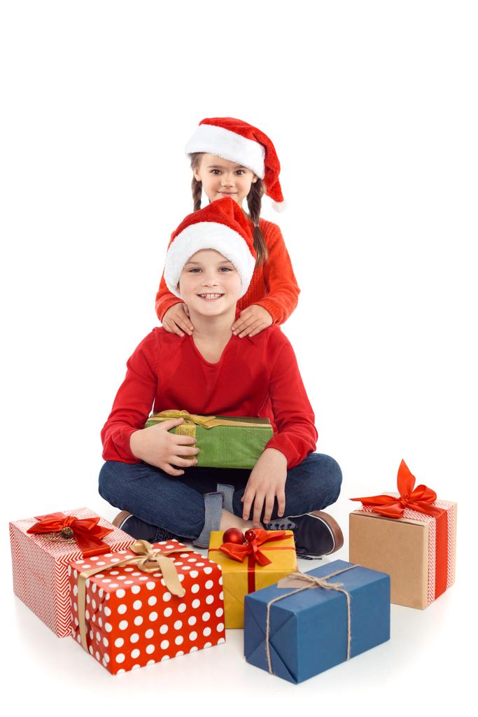 Дети с рождественскими подарками - Фото, изображение