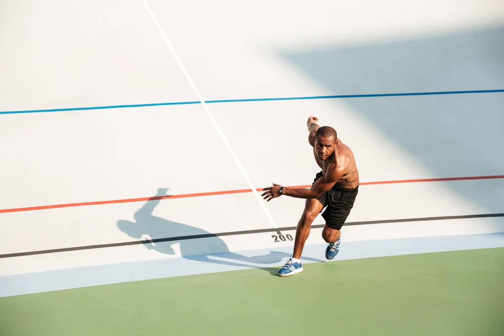 Portrait d'un sportif sain à moitié nu qui commence à courir
 - Photo, image