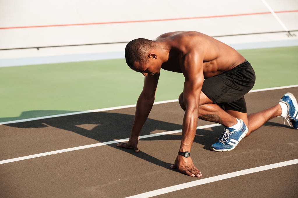 若い筋肉アフロ アメリカンのスポーツマンの肖像画 - 写真・画像