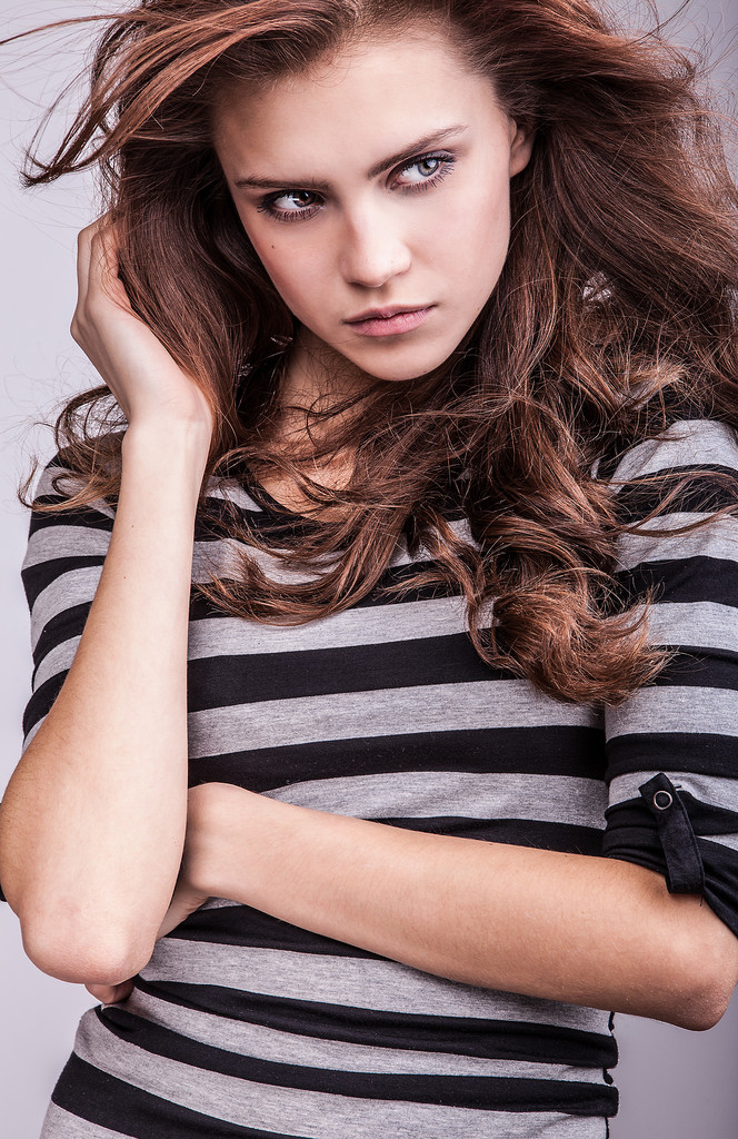 Jeune fille modèle sensuelle pose en studio
 - Photo, image