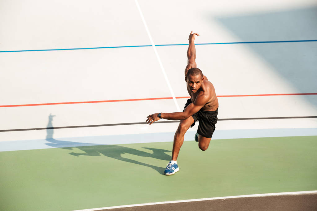 Yarı çıplak motive sporcu tam uzunlukta portresi - Fotoğraf, Görsel
