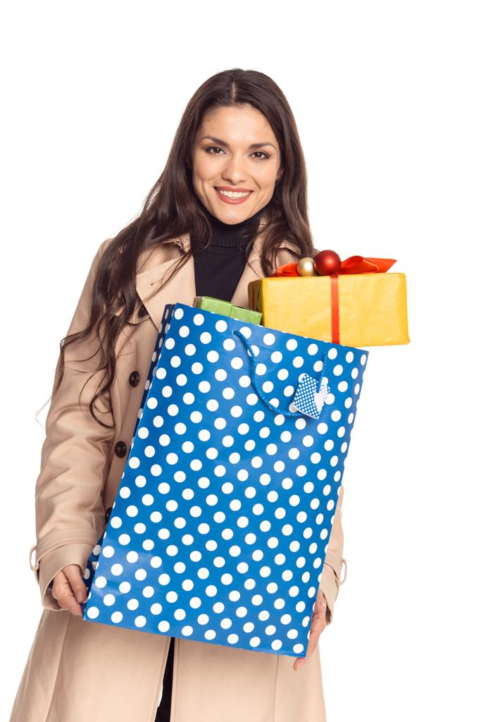 Frau mit Einkaufstasche und Geschenken - Foto, Bild