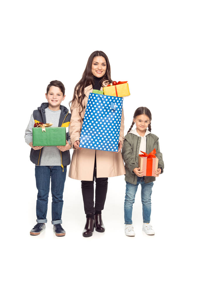 Anne ve çocuklar ile alışveriş torbaları  - Fotoğraf, Görsel
