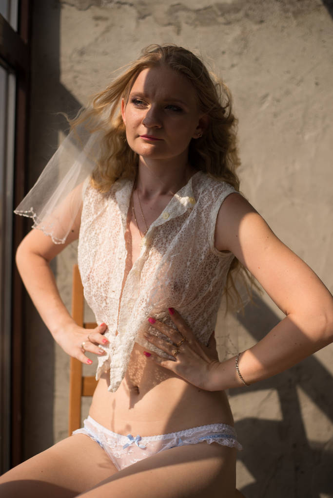 fiatal menyasszony lány fehérnemű és csipke fátyol - Fotó, kép
