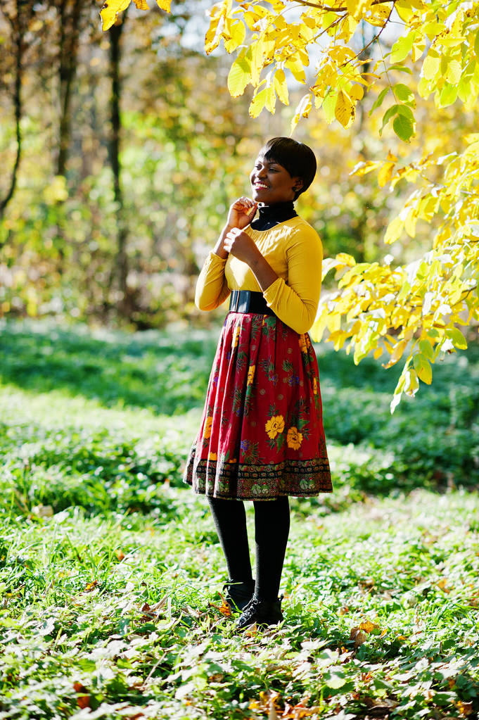 Afrikkalainen amerikkalainen tyttö keltainen ja punainen mekko syksyllä par
 - Valokuva, kuva