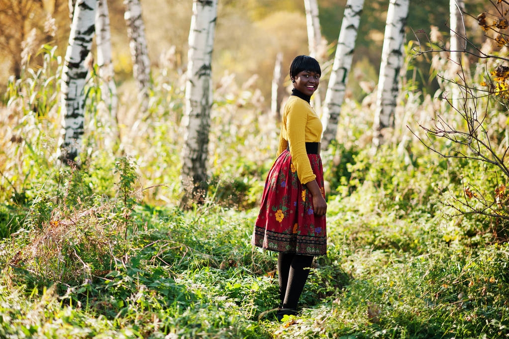 African american meisje op gele en rode jurk bij Gouden herfst f - Foto, afbeelding