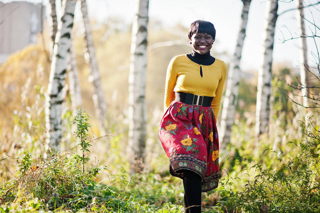Afro-amerikai lány, a sárga és a piros ruha arany őszi f - Fotó, kép
