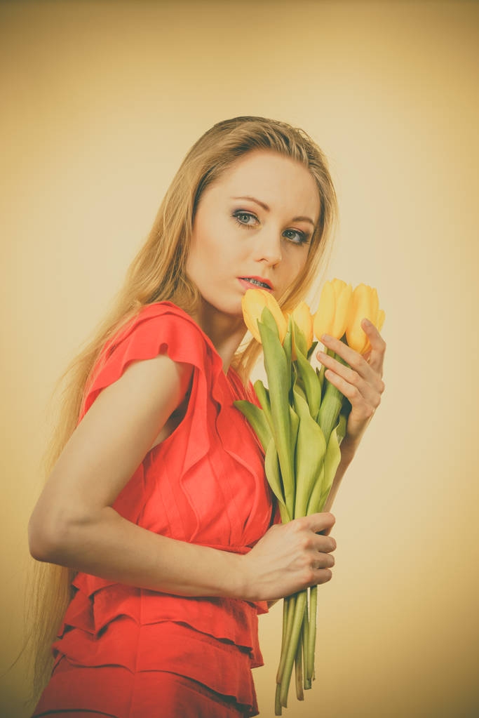 schöne Frau mit gelbem Tulpenstrauß - Foto, Bild
