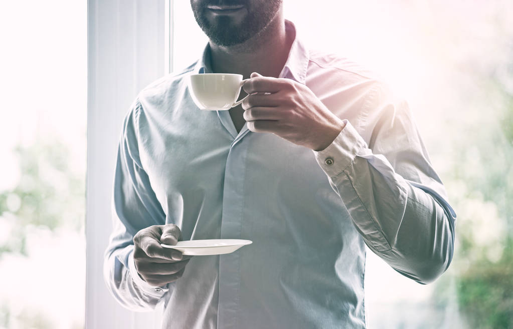 homme d'affaires tenant une tasse de café
 - Photo, image