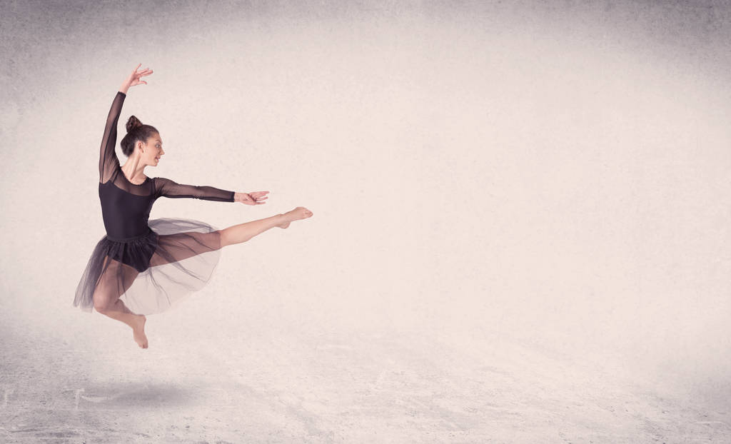 Сучасний балетмейстер, що виконує художній стрибок з порожнім тлом
 - Фото, зображення