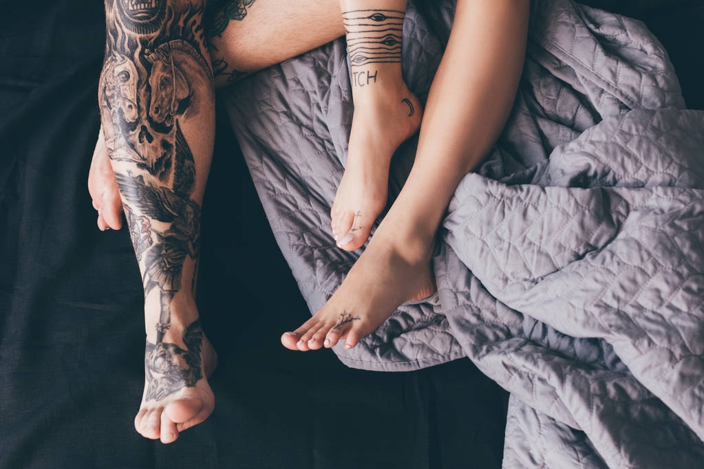 Tetovaný pár v posteli - Fotografie, Obrázek
