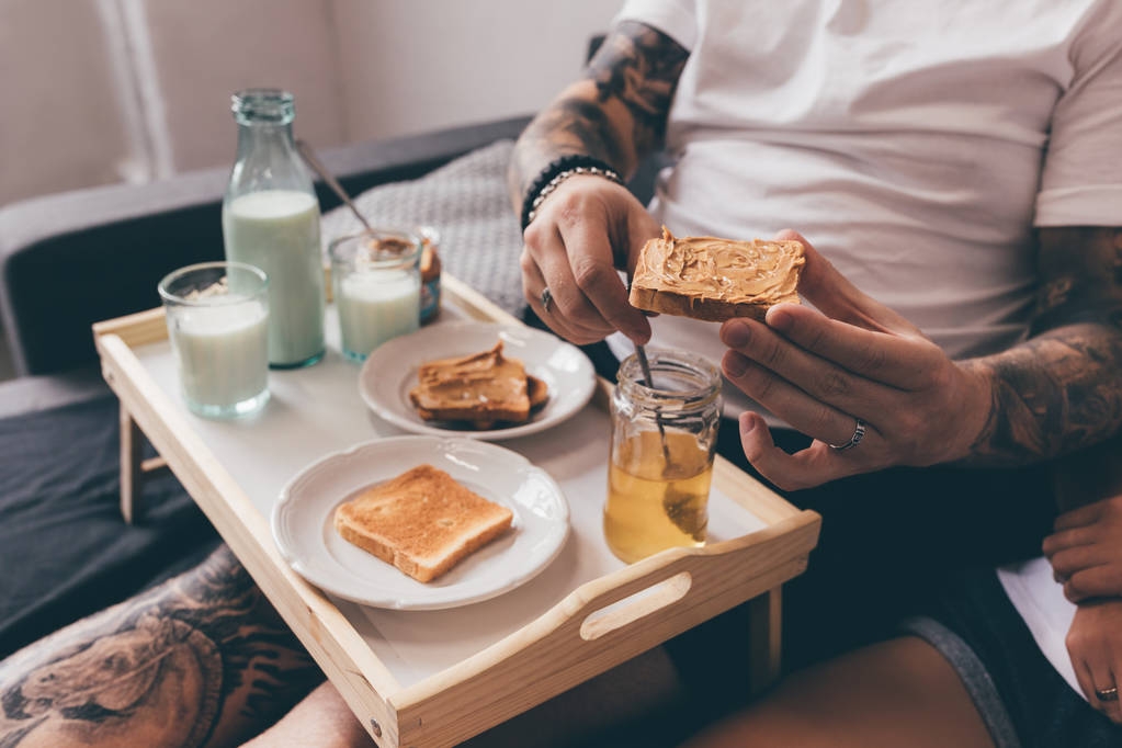 Mann hält Toast mit Erdnussbutter - Foto, Bild