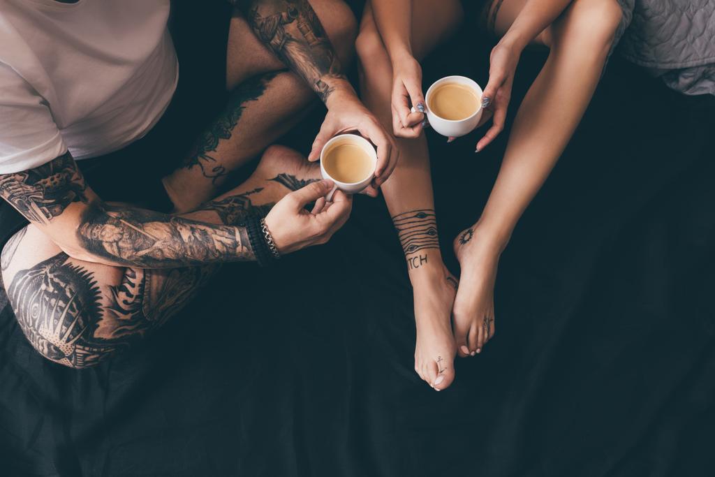 coppia con tazze di caffè a letto
 - Foto, immagini