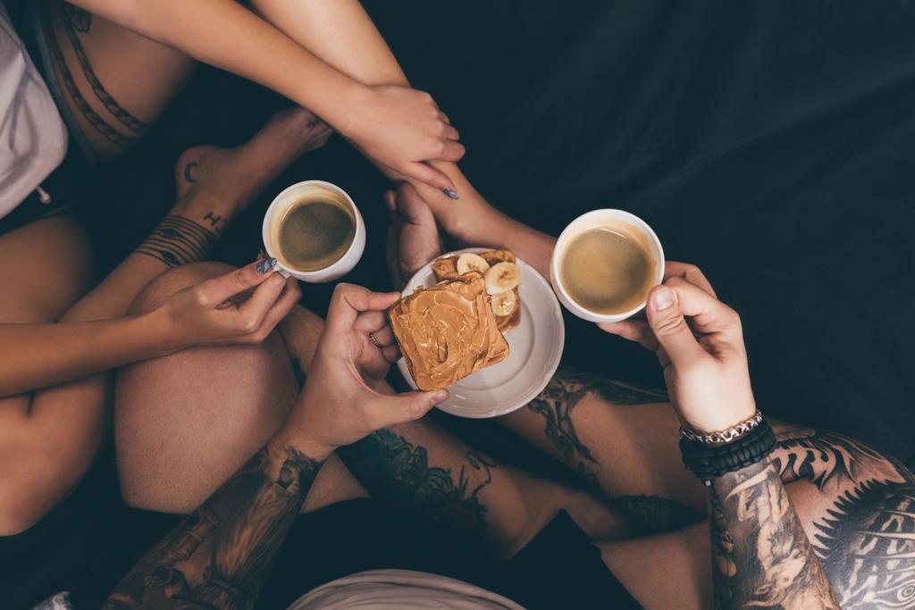 Paar mit Toast und Kaffee im Bett - Foto, Bild
