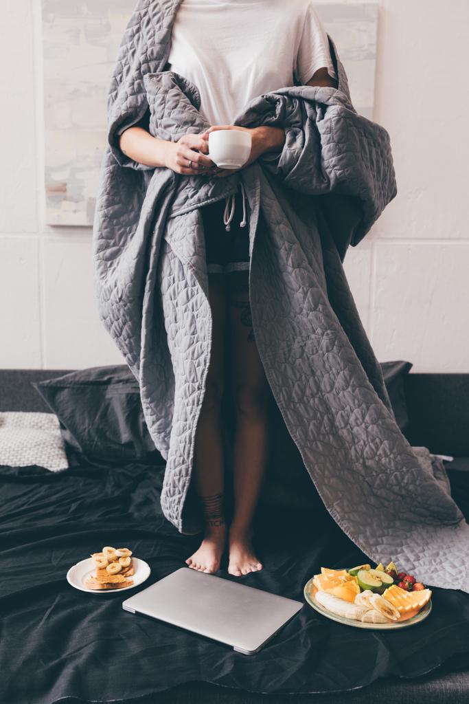 mujer en manta con taza de café
 - Foto, imagen