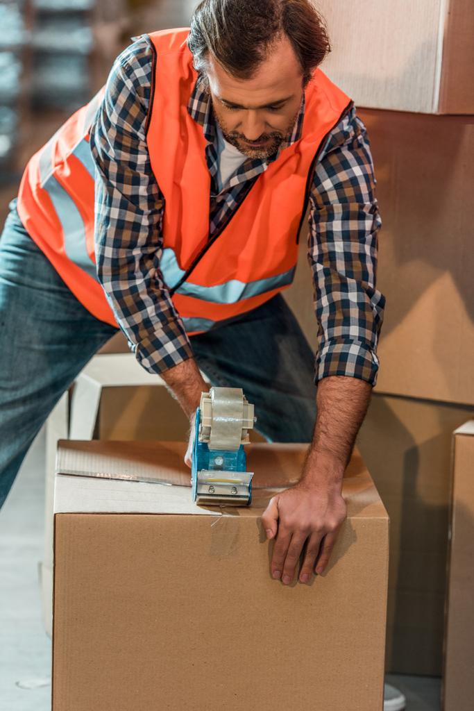 warehouse worker packing box - Photo, Image