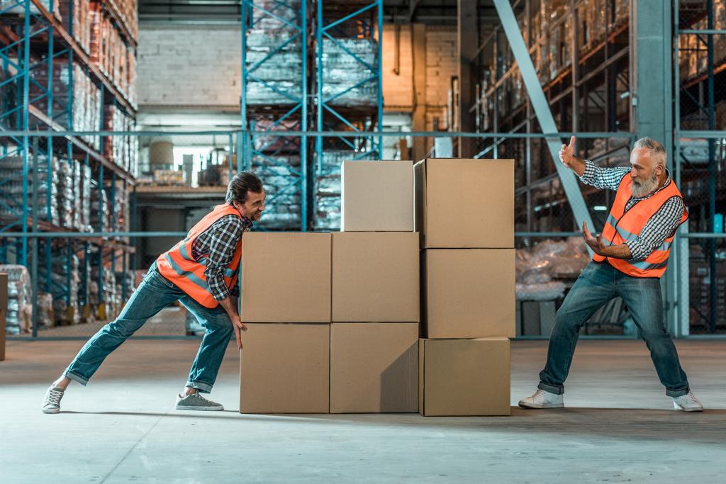 рабочие склада перевозят коробки
 - Фото, изображение