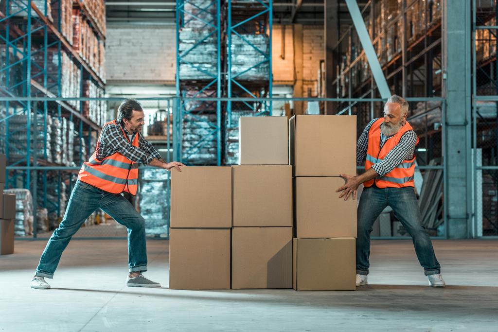 trabajadores de almacén moviendo cajas
 - Foto, Imagen